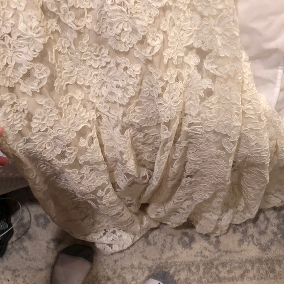 Monique Lhuillier backless wedding dress - Picture 6 of 7